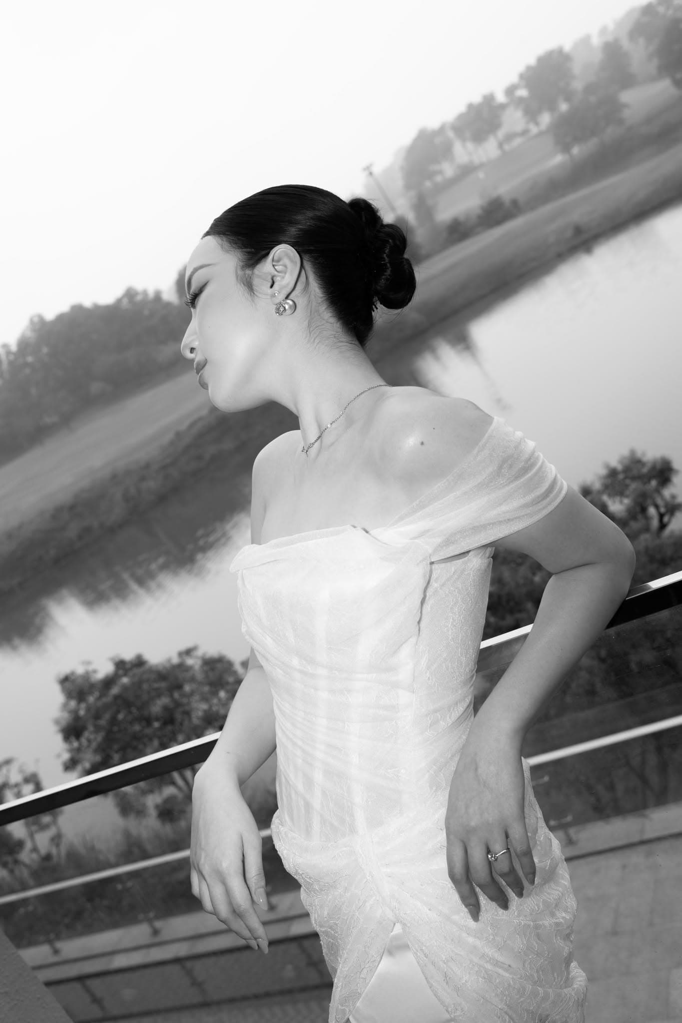 The bride by the water